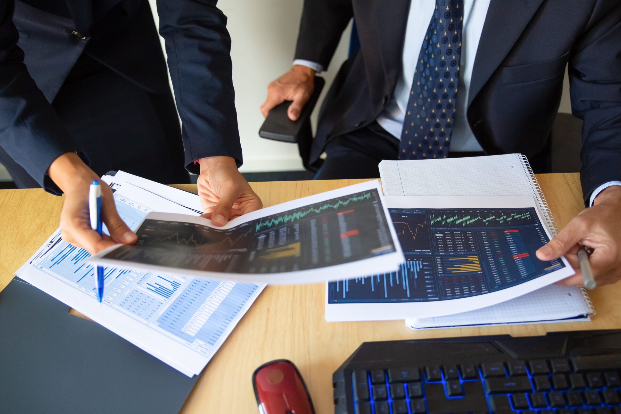 Empresarios evaluando las opciones para invertir en Panamá